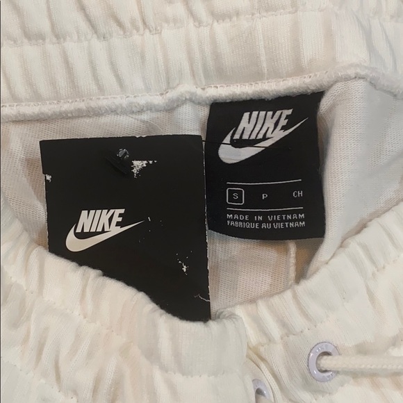 Nike - Picture 3 of 7